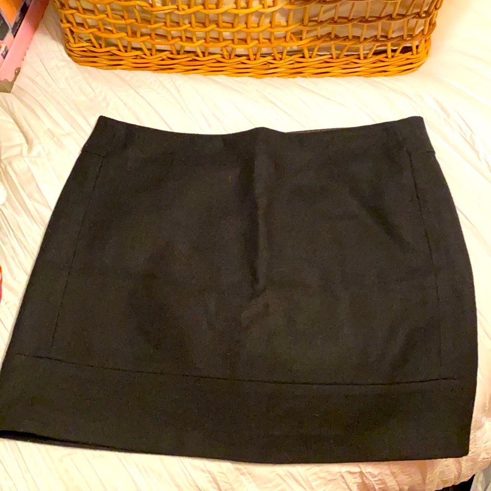 Kenar black lined basic Skirt. 🌸🌸